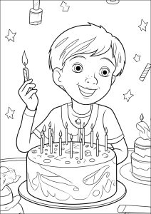 Un garçon qui fête son anniversaire avec un joli gateau