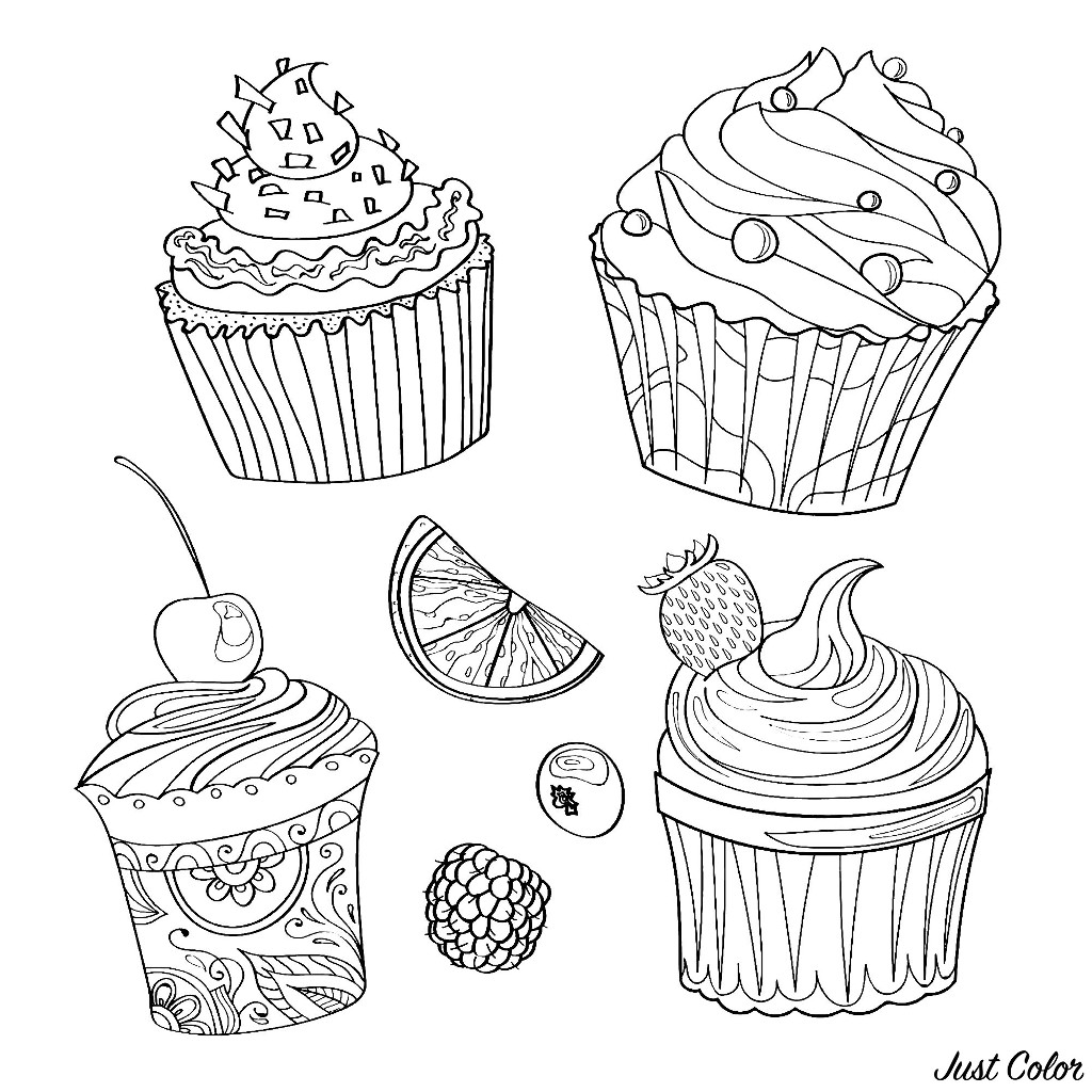 Quatre cupcakes et de bons fruits