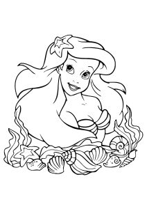 Ariel la petite sirène entourée de jolis coquillages